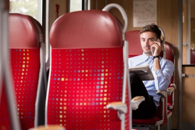 İş yolcu seyahat sırasında çalışma