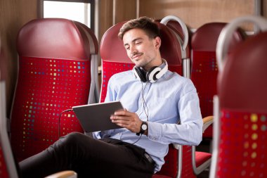 Modern banliyö tren üzerinde rahatlatıcı
