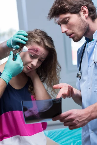 Injured woman receiving first aid — Stock Photo, Image