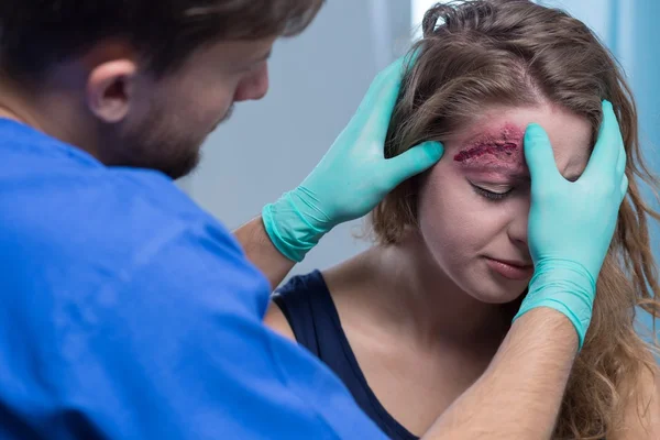 Chica con herida de cabeza —  Fotos de Stock