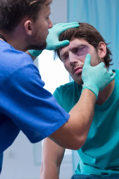 Verletzter Mann mit Schienbeinbruch — Stockfoto