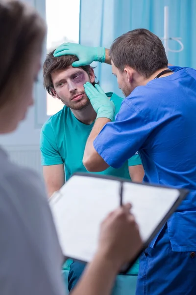 Man with shiner in hospital — Stock Photo, Image
