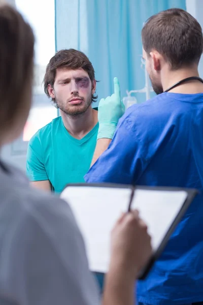 Patient mit Augenverletzung — Stockfoto