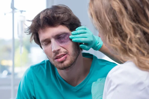 Paciente masculino con ojo morado — Foto de Stock