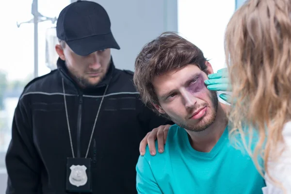 Joven criminal en el hospital — Foto de Stock