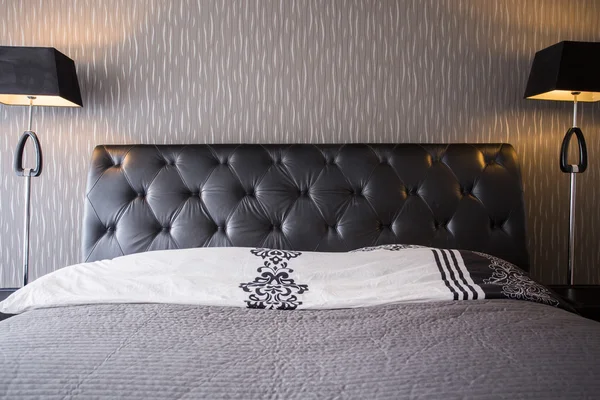 Bett mit Lederkopfstütze — Stockfoto