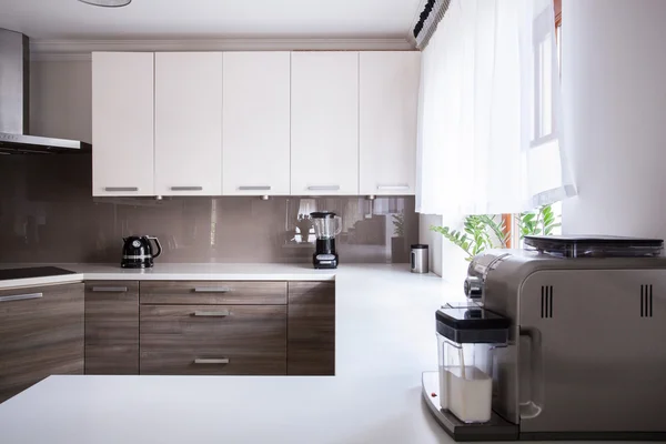 Bej ve beyaz mutfak — Stok fotoğraf