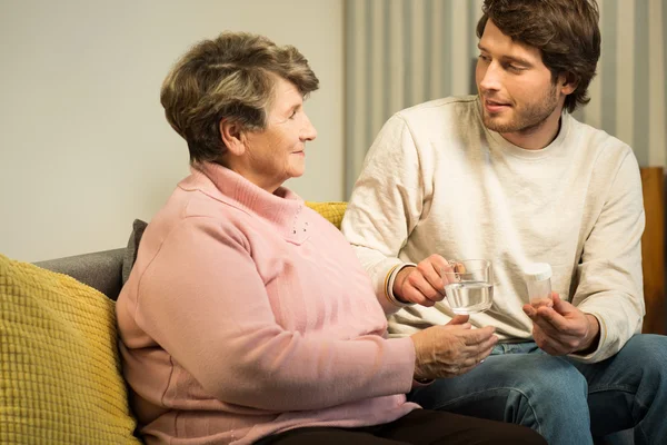 Senior vrouw met particuliere zorg — Stockfoto