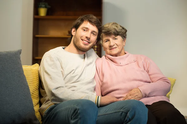 Señora mayor y su cuidador — Foto de Stock