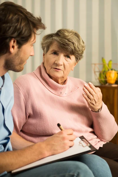 Frau spricht über Gesundheitsprobleme — Stockfoto