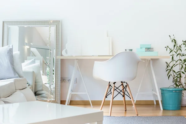 Habitación contemporánea con muebles elegantes — Foto de Stock