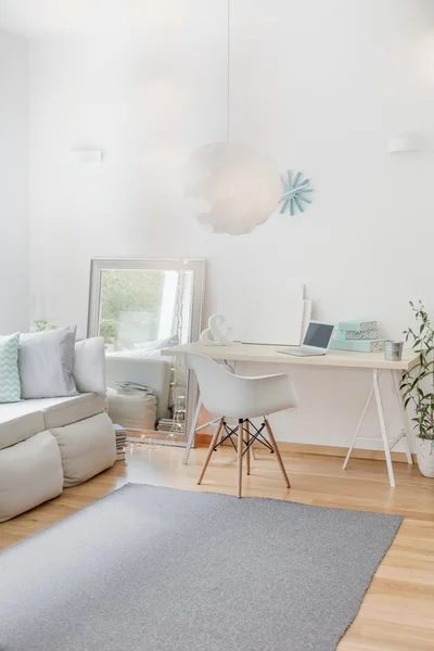 Белая комната с простой мебелью — стоковое фото
