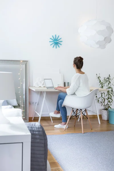 Teenager in beautiful white room — Stock Photo, Image