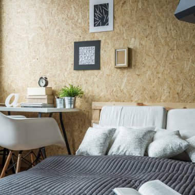 Yatağın üzerinde açık bir kitap