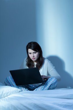 Dizüstü bilgisayarda çalışma gece