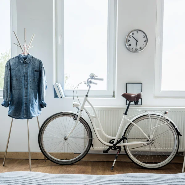 Bicicleta moderna y camisa vaquera —  Fotos de Stock