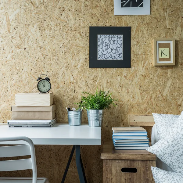 Деревянная стена в дизайнерском номере — стоковое фото