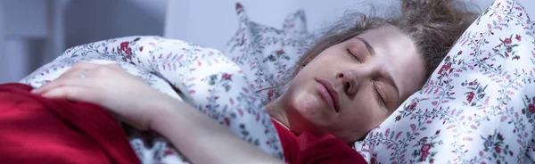 Tidur perempuan setelah lama menangis — Stok Foto