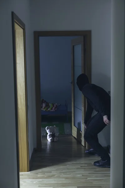 Pedófilo andando em quarto de criança — Fotografia de Stock