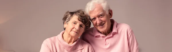 Encantadora pareja de ancianos — Foto de Stock