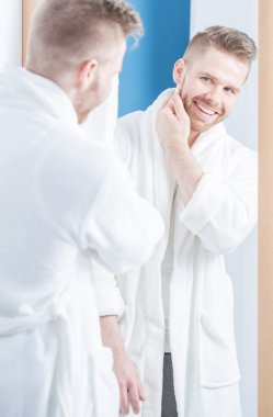 Çok yakışıklı adam