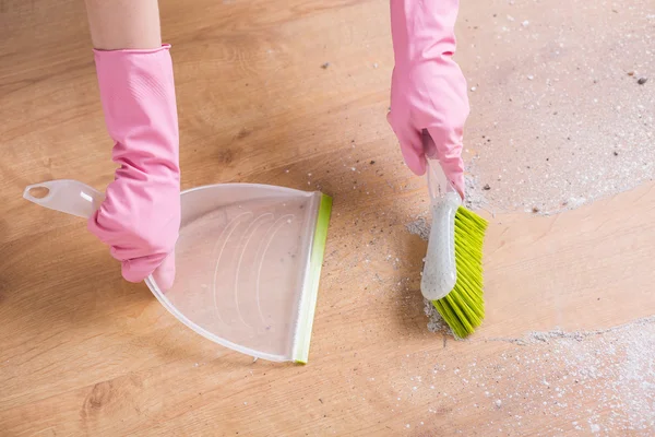 Sweeping the dust — Stock Photo, Image