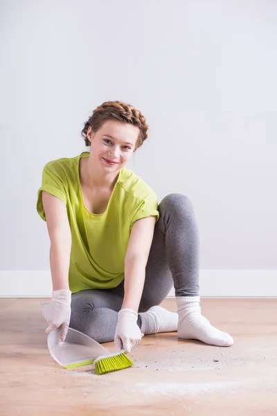 Girl cleaning room — Stock Photo, Image