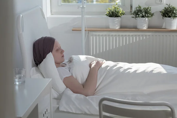 암으로 고통 받는 여자 — 스톡 사진