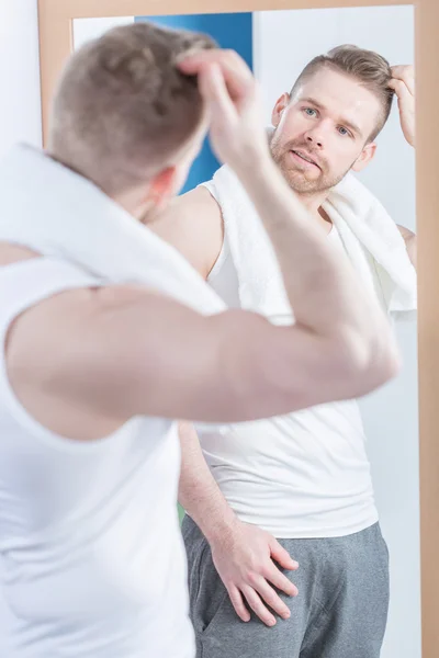 Guapo reflejo en el espejo — Foto de Stock