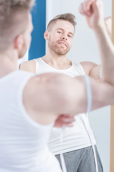 Wie groß ist der Bizeps — Stockfoto