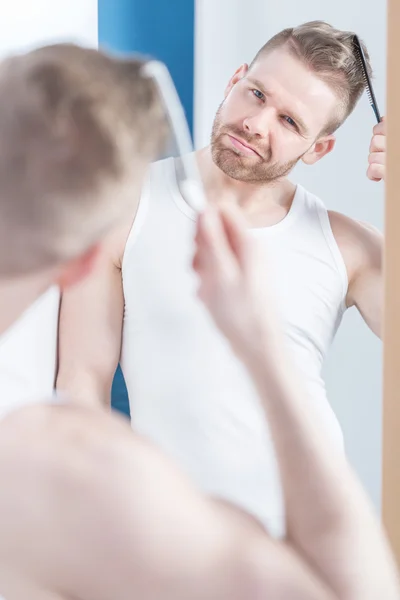 Combing hair in the morning — Stock Photo, Image