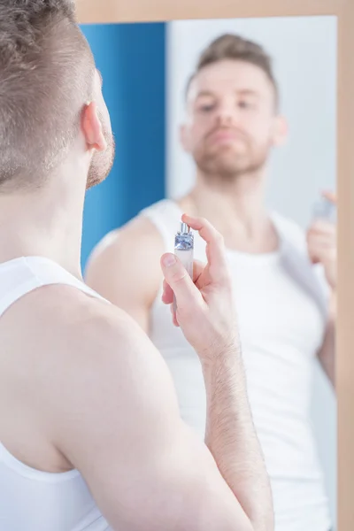 Adam parfüm uygulama — Stok fotoğraf
