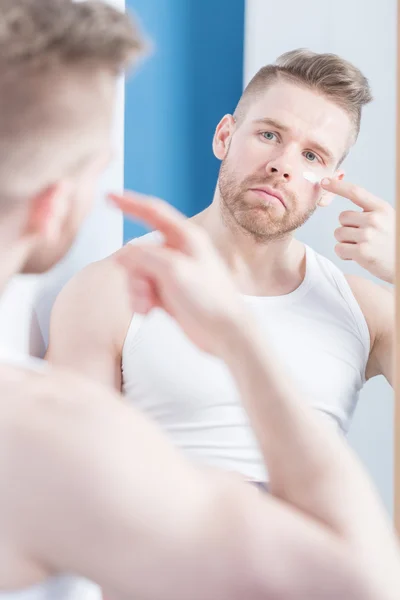 Man applying cream — Stock Photo, Image