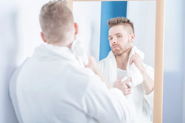 Ochtend blik in de spiegel — Stockfoto