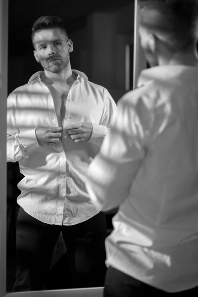 Bonito homem abotoando camisa — Fotografia de Stock