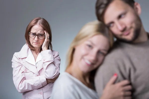 La envidia sobreprotectora madre —  Fotos de Stock