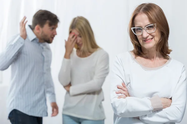 Madre media y entrometida — Foto de Stock