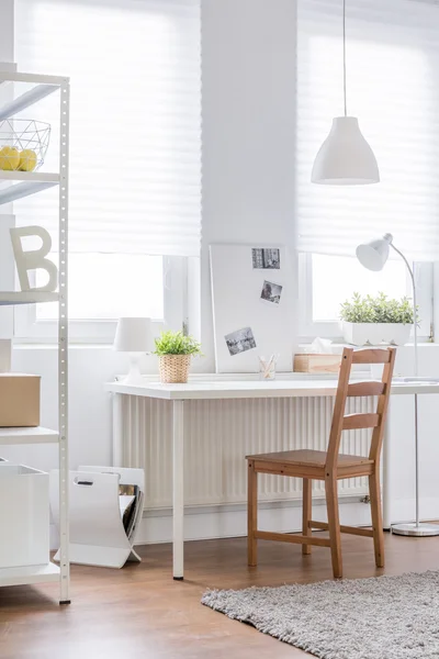 Silla de madera en interior blanco — Foto de Stock