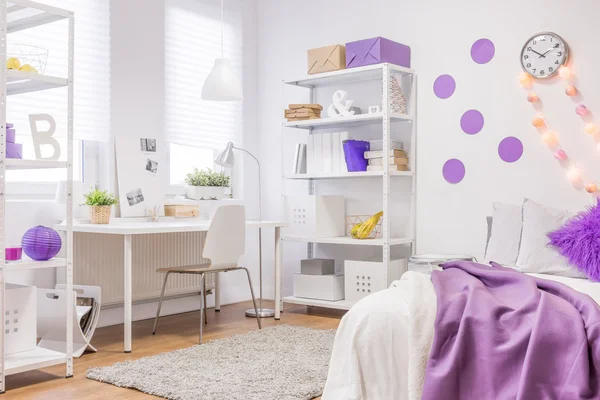 Design intérieur blanc et violet — Photo