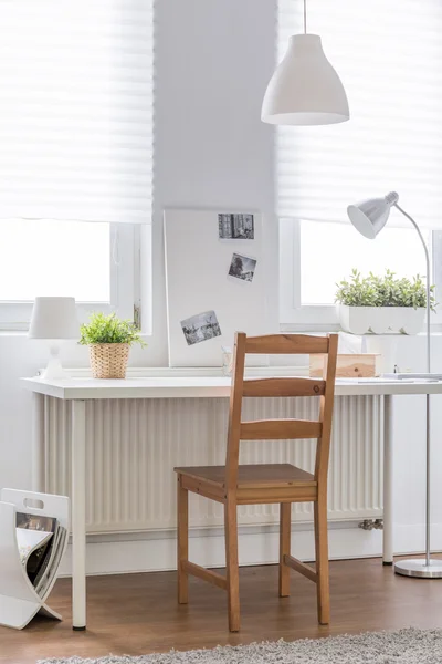 Escritorio blanco y silla de madera — Foto de Stock