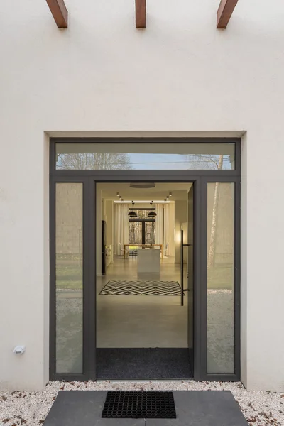 Простая и современная стеклянная дверь — стоковое фото