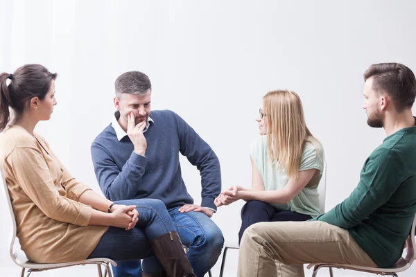 Unga människor och psychoterapy grupp — Stockfoto