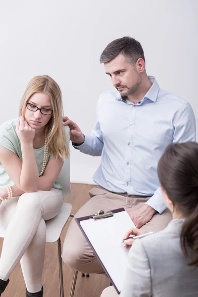 Mannen trösta sin vän — Stockfoto