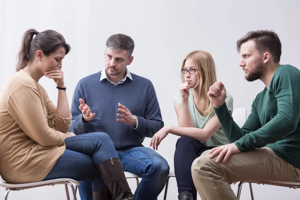 Mensen helpen hun vriend — Stockfoto