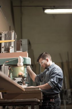 Ağaç işleme makinesi kullanarak marangoz