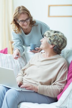 Prefessional bakıcı ve yaşlı hasta 