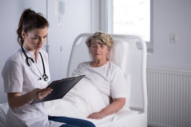 Doktor yaşlı darülaceze hasta ile