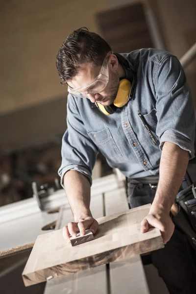Schreinermeister poliert Holz — Stockfoto