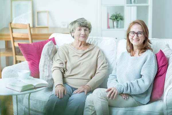 Assistente senior con paziente — Foto Stock