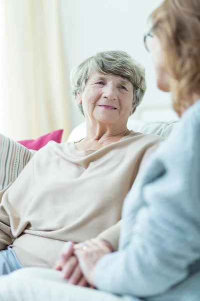 Ondersteuning voor oude vrouw — Stockfoto